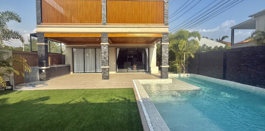 House in Pattaya, Thailand 4 bedrooms № 170369