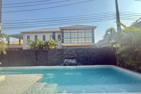House in Pattaya, Thailand 4 bedrooms № 170369 - photo 2