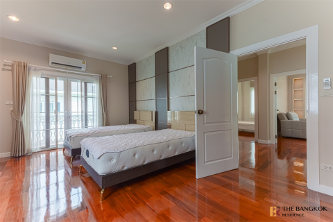 House in Bangkok, Thailand 4 bedrooms № 190379