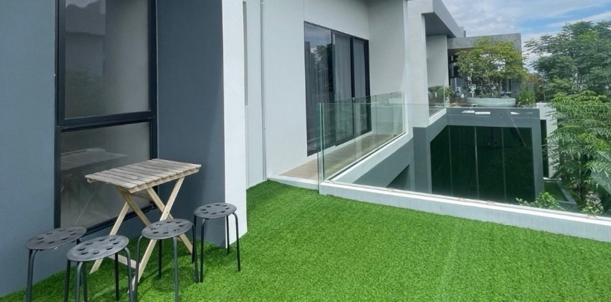 House in Bangkok, Thailand 4 bedrooms № 190378