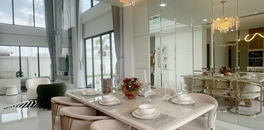 Villa in Pattaya, Thailand 5 bedrooms № 153024