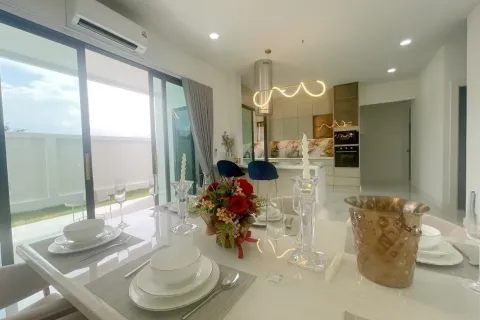 Villa in Pattaya, Thailand 5 bedrooms № 153024 - photo 2