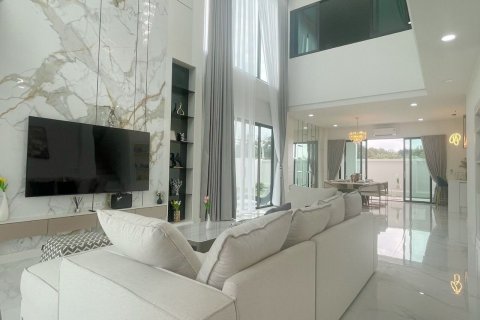 Villa in Pattaya, Thailand 5 bedrooms № 153024 - photo 8