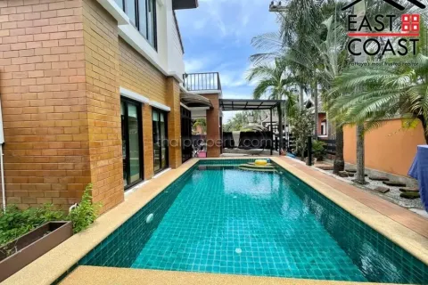 Casa de 4 dormitorios en Pattaya, Tailandia № 213606 - foto 4