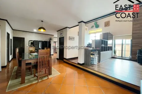 Casa de 4 dormitorios en Pattaya, Tailandia № 213606 - foto 5