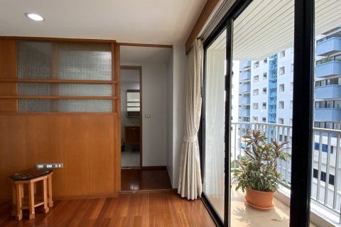 Condo in Watthana, Bangkok, Thailand, 2 bedrooms  № 200931 - photo 8