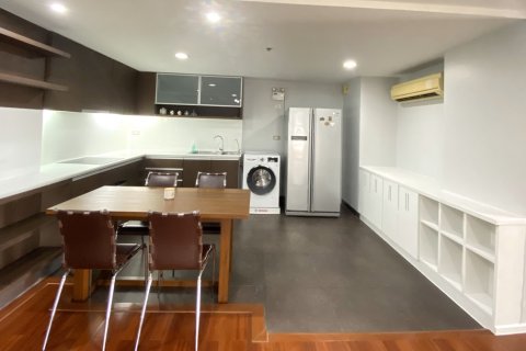 Condo in Watthana, Bangkok, Thailand, 2 bedrooms  № 200931 - photo 9