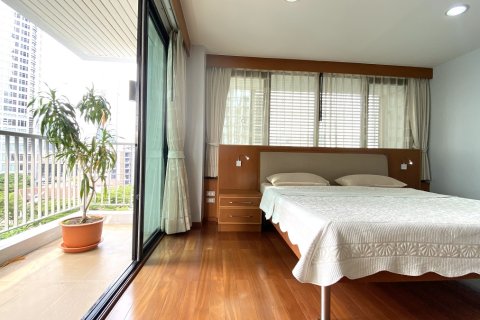 Condo in Watthana, Bangkok, Thailand, 2 bedrooms  № 200931 - photo 2