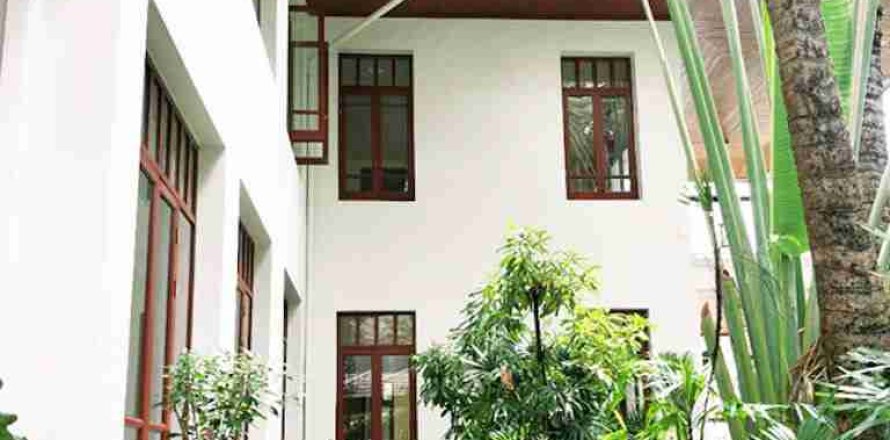 House in Bangkok, Thailand 5 bedrooms № 184112