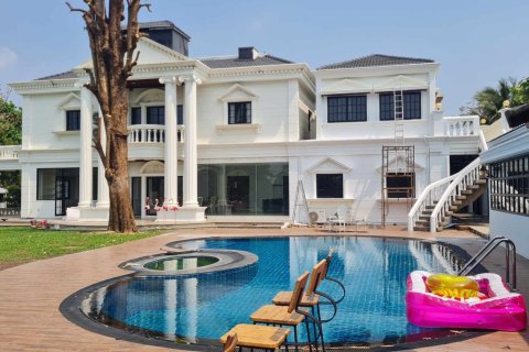 Villa in Bang Kaeo, Thailand 6 bedrooms № 171766 - photo 2