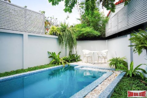 House in Bangkok, Thailand 4 bedrooms № 203277