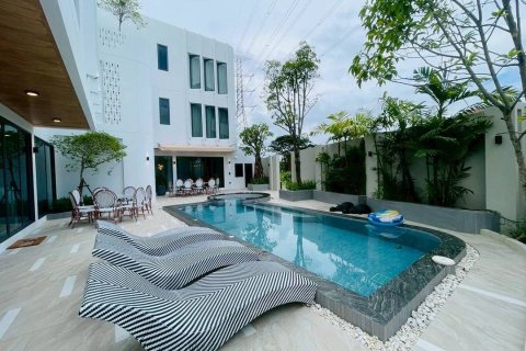 Villa in San Sai, Thailand 8 bedrooms № 149799 - photo 1