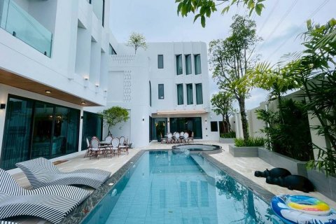 Villa in San Sai, Thailand 8 bedrooms № 149799 - photo 2