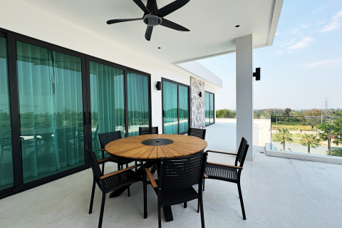 Villa in Pattaya, Thailand 5 bedrooms № 160333 - photo 2