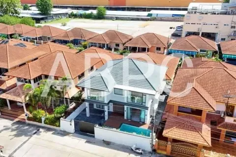 Casa de 6 dormitorios en Pattaya, Tailandia № 211508 - foto 2