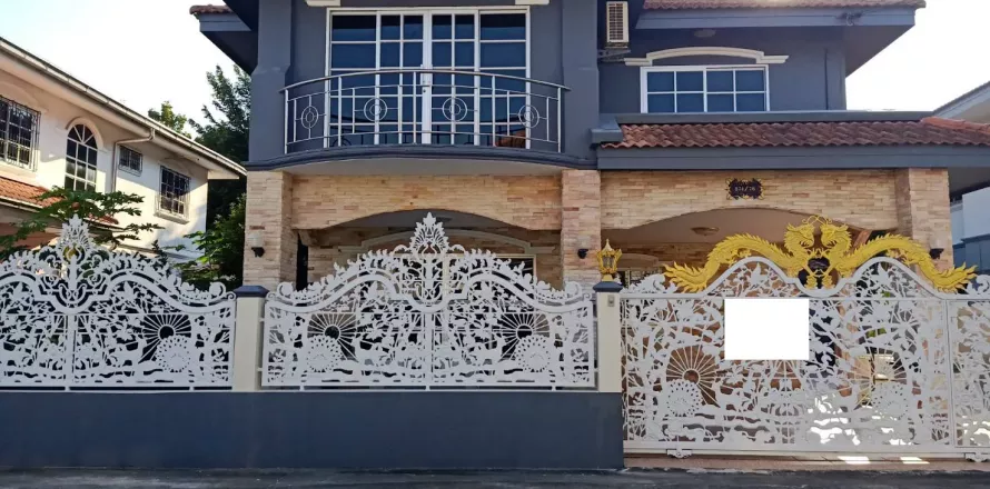 House in Pattaya, Thailand 4 bedrooms № 140781