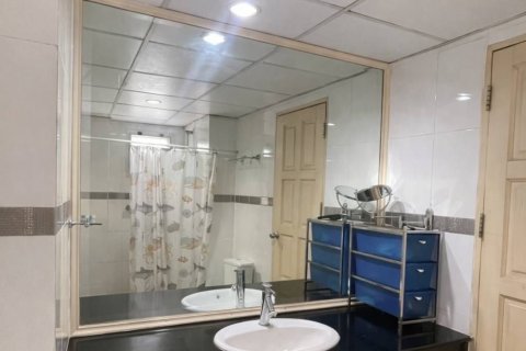 Condo in Huai Khwang, Bangkok, Thailand, 2 bedrooms № 169081 - photo 5