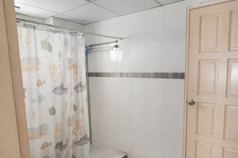 Condo in Huai Khwang, Bangkok, Thailand, 2 bedrooms № 169081 - photo 6