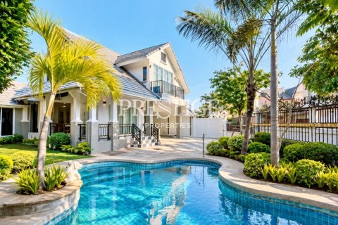 House in Pattaya, Thailand 5 bedrooms № 197524
