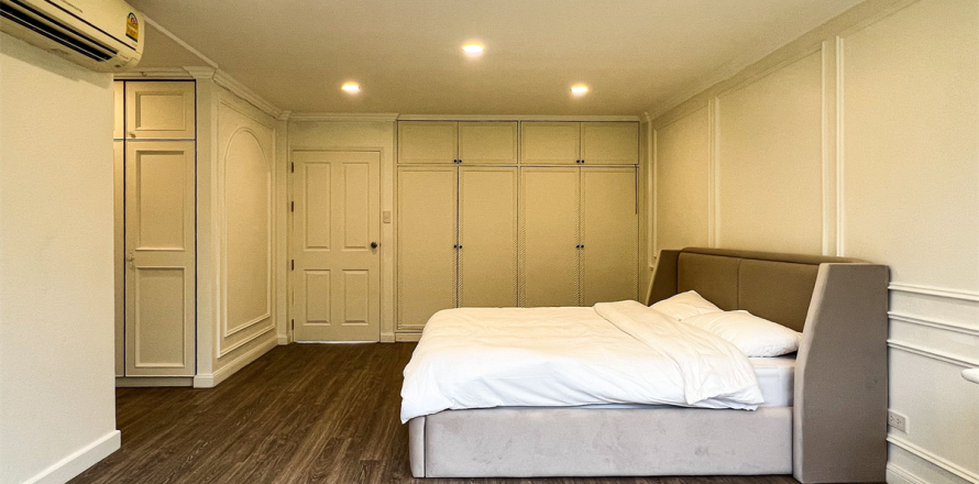 Townhouse in Bangkok, Thailand 6 bedrooms № 190457