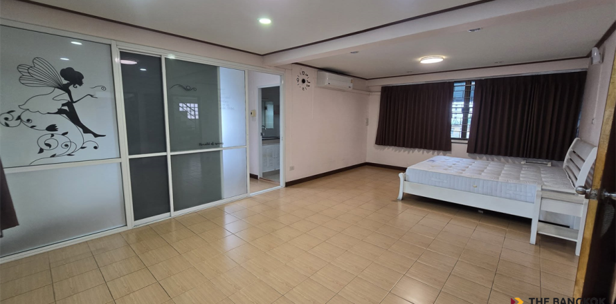Townhouse in Bangkok, Thailand 4 bedrooms № 190453