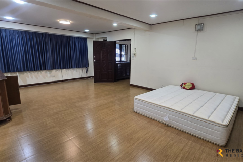 Townhouse in Bangkok, Thailand 4 bedrooms № 190453 - photo 2