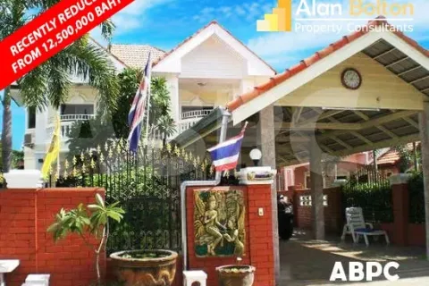 Casa de 4 dormitorios en Pattaya, Tailandia № 212065 - foto 3