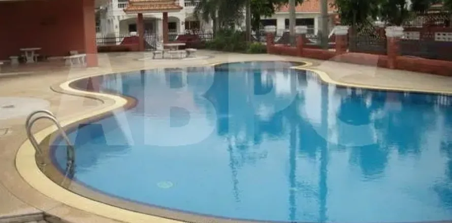 Casa de 4 dormitorios en Pattaya, Tailandia № 212065