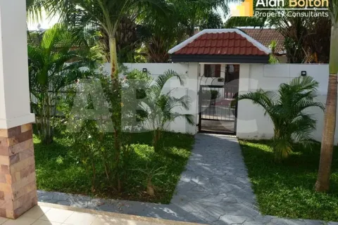 Casa de 4 dormitorios en Pattaya, Tailandia № 212070 - foto 3
