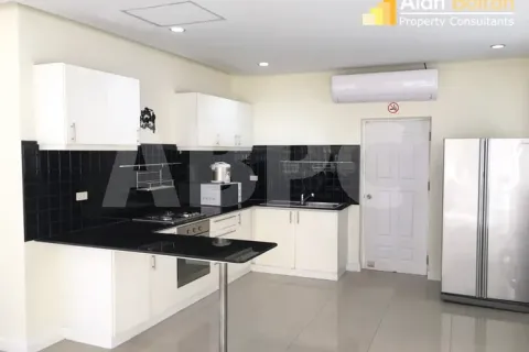 Casa de 4 dormitorios en Pattaya, Tailandia № 212070 - foto 6