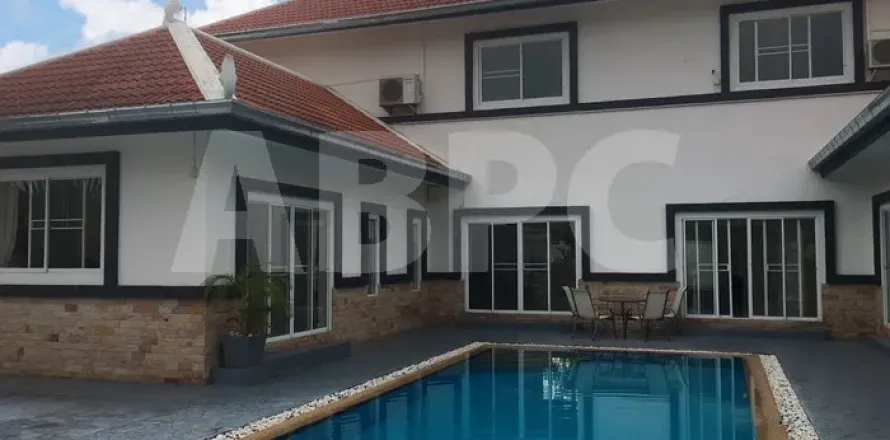 Casa de 4 dormitorios en Pattaya, Tailandia № 212070