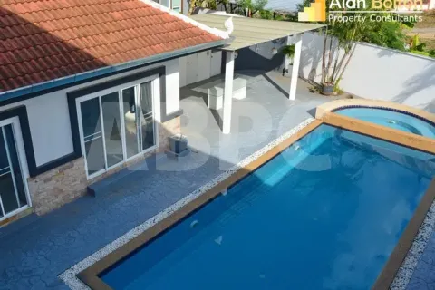 Casa de 4 dormitorios en Pattaya, Tailandia № 212070 - foto 2