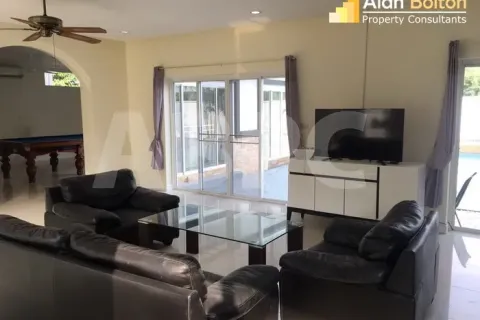 Casa de 4 dormitorios en Pattaya, Tailandia № 212070 - foto 4