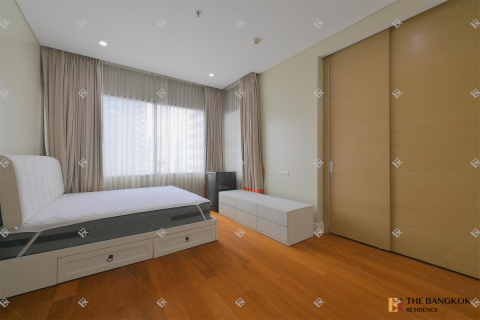 Condo in Bangkok, Thailand, 3 bedrooms № 210205 - photo 8