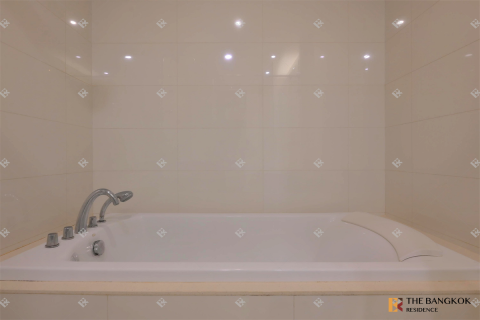 Condo in Bangkok, Thailand, 3 bedrooms № 210205 - photo 9