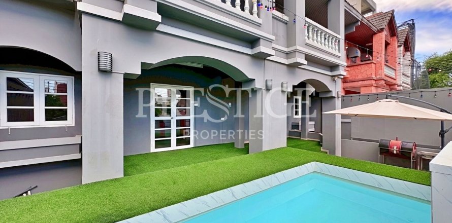 House in Pattaya, Thailand 12 bedrooms № 199871