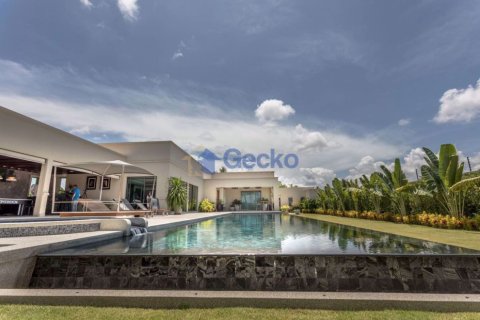House in Pattaya, Thailand 4 bedrooms № 196914 - photo 4
