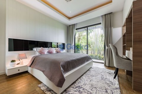 House in Pattaya, Thailand 4 bedrooms № 196914 - photo 15
