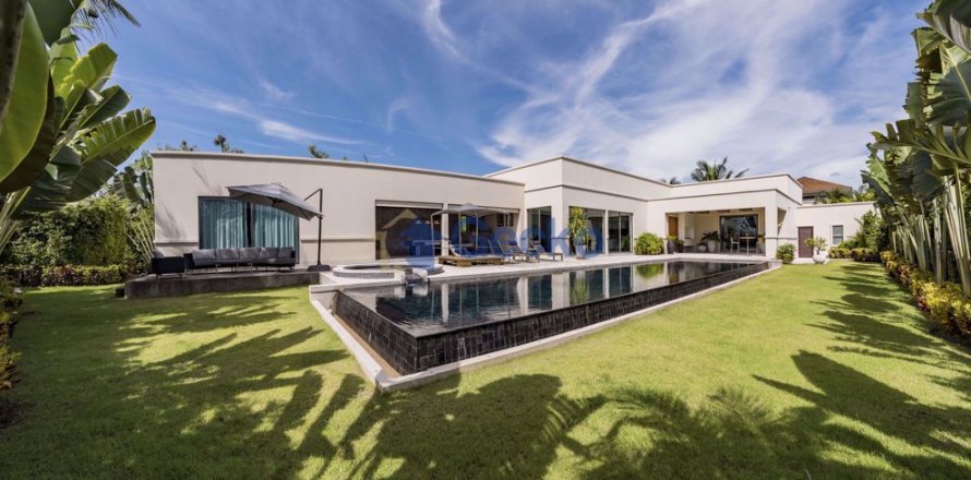 House in Pattaya, Thailand 4 bedrooms № 196914