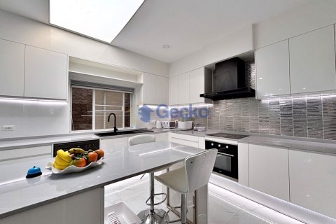 House in Pattaya, Thailand 3 bedrooms № 196918 - photo 15