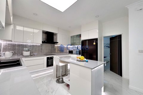 House in Pattaya, Thailand 3 bedrooms № 196918 - photo 14