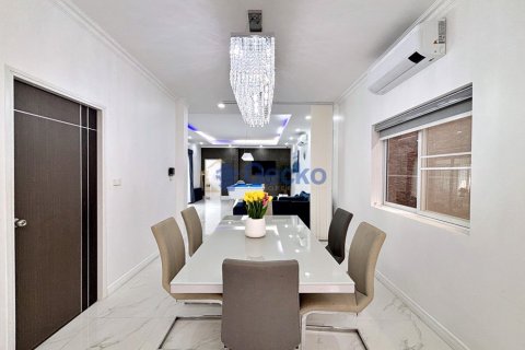 House in Pattaya, Thailand 3 bedrooms № 196918 - photo 11