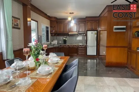 Casa de 5 dormitorios en Pattaya, Tailandia № 213464 - foto 5