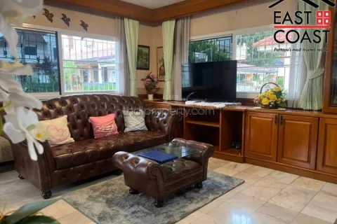 Casa de 5 dormitorios en Pattaya, Tailandia № 213464 - foto 2
