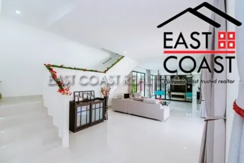 Casa de 4 dormitorios en Pattaya, Tailandia № 213465 - foto 10