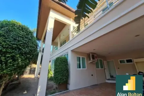 Casa de 4 dormitorios en Pattaya, Tailandia № 210656 - foto 2