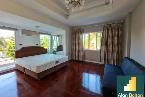 Casa de 4 dormitorios en Pattaya, Tailandia № 210656 - foto 4