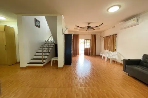 Casa de 4 dormitorios en Pattaya, Tailandia № 210653 - foto 3