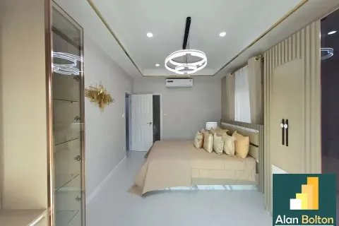 Casa de 4 dormitorios en Pattaya, Tailandia № 210655 - foto 5
