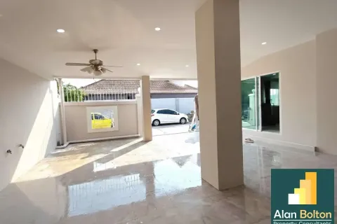 Casa de 4 dormitorios en Pattaya, Tailandia № 210655 - foto 15